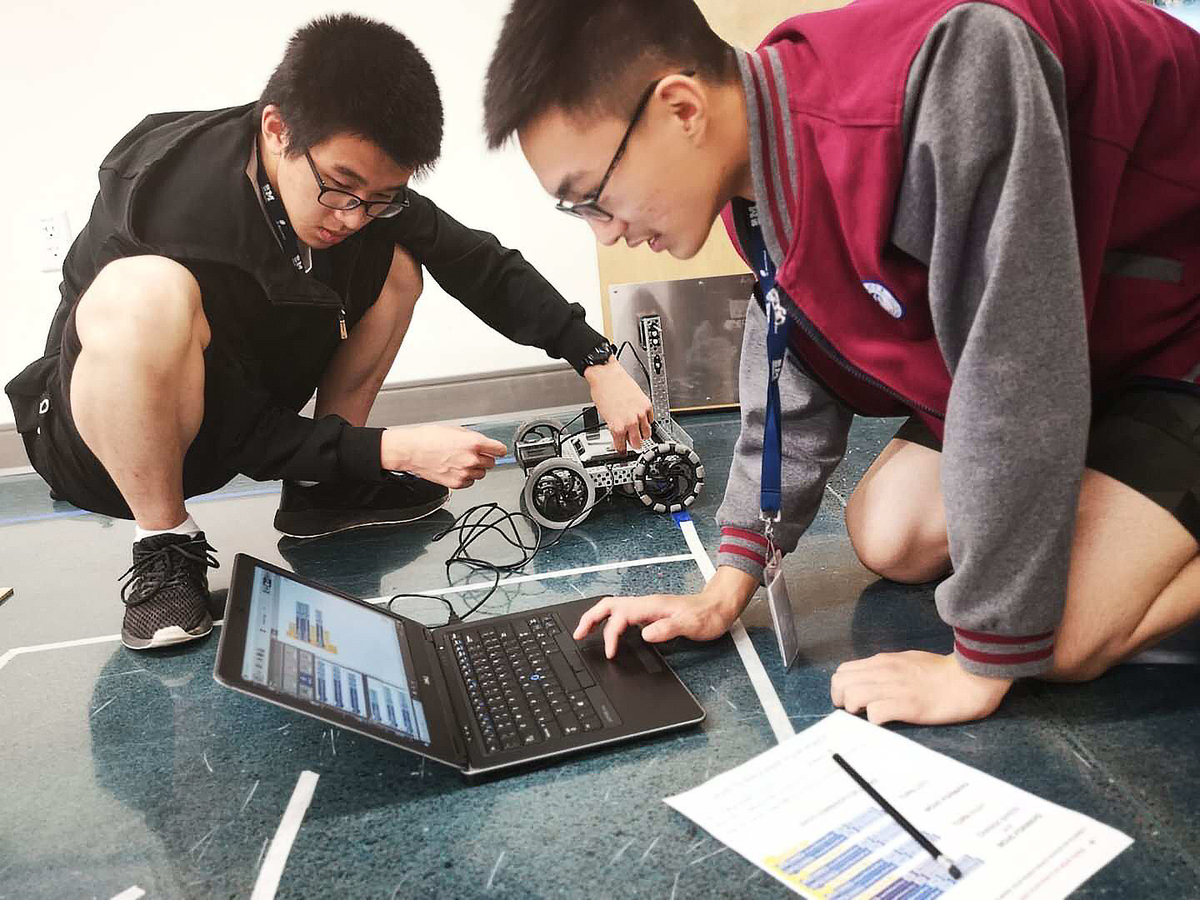 本月初，来自浙江平湖中学的学生在美国诺林旗下合作学校——美国圣玛丽中学俄勒冈州本部举办的夏令营项目中为一场足球比赛编写机器人程序。
